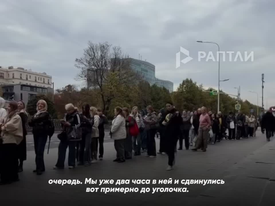 Как понять, что скоро зима и Новый год? В Москве появились многочасовые очереди за билетами на новогоднее представление в Цирке Никулина