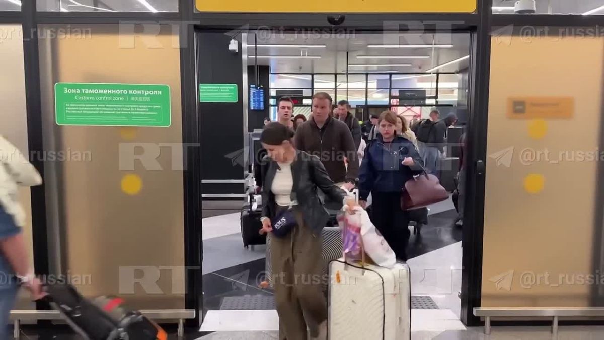 Первые кадры из аэропорта в Москве: возвращение домой команды проекта «Рыбарь»