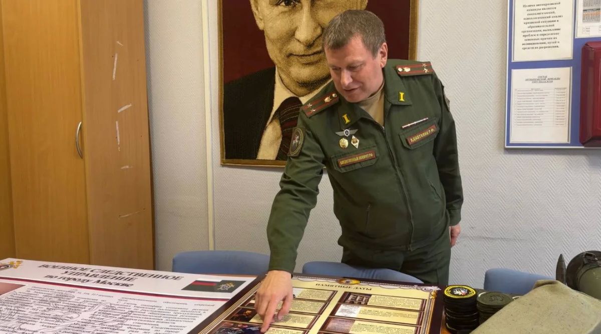 Военные следователи передали экспонаты в школьный музей Военные следователи передали экспонаты в школьный музей