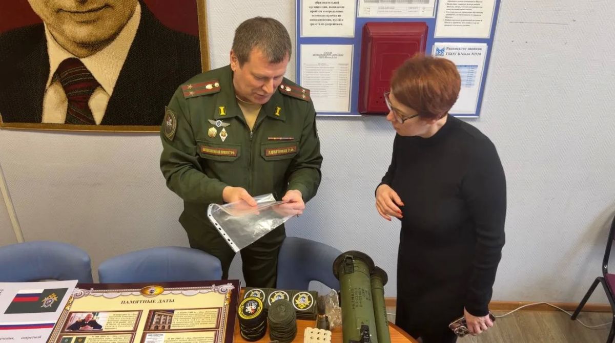 Военные следователи передали экспонаты в школьный музей Военные следователи передали экспонаты в школьный музей