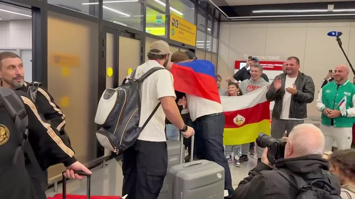 Победный рейс: российских дзюдоистов с чемпионата мира в Баку встретили в Шереметьеве