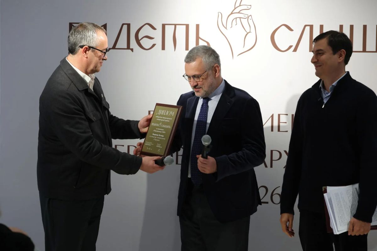 Алексей Шапошников: Сегодня мне выпала честь вручить Владимиру Легойде награду в номинации «Электронные СМИ» за авторскую программу «Парсуна»!