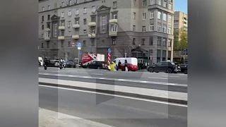 Мотоциклиста, насмерть сбившего актрису Ксению Добромилову в центре Москвы, приговорили к 1,5 годам принудительных работ, сообщил корреспондент РЕН ТВ из зала суда