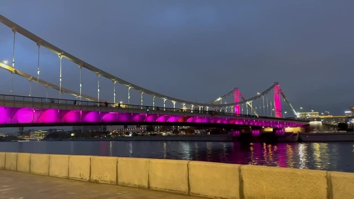 Москва сегодня светится розовым светом в поддержку Всемирного дня борьбы с раком молочной железы Читать нас в MAКС