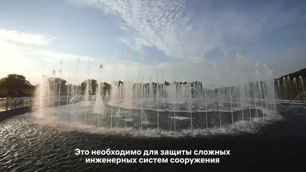 Показываем процесс установки воздухоопорного купола на светодинамический фонтан в музее-заповеднике «Царицыно»