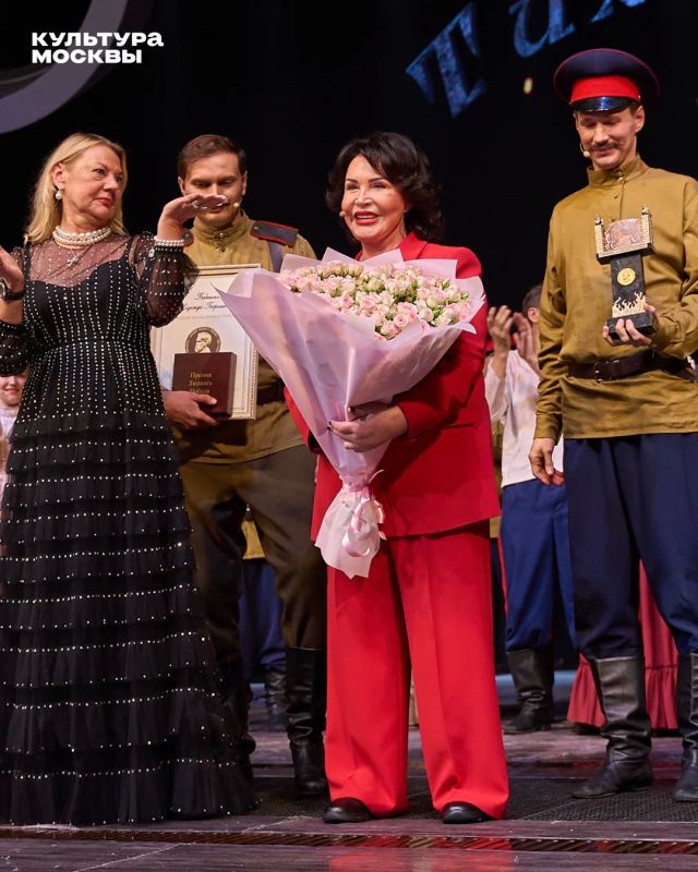 Особенный финал вечера: Надежде Бабкиной вручили премию Людвига Нобеля Особенный финал вечера: Надежде Бабкиной вручили премию Людвига Нобеля