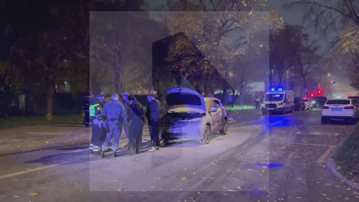 Водитель каршеринга сбежал после столкновения с мотоциклом в Савёловском районе Москвы — в результате ДТП пострадали два человека, а автомобиль загорелся