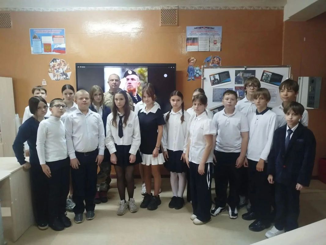 В школе №8 прошло памятное мероприятие, посвящённое Арсению Павлову, известному под позывным «Моторола» В школе №8 прошло памятное мероприятие, посвящённое Арсению Павлову, известному под позывным «Моторола»