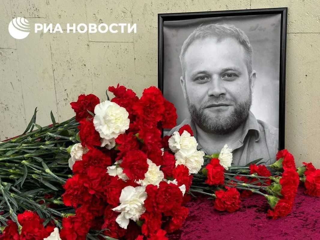 Памятную доску военному корреспонденту РИА Новости Ивану Зуеву открыли в Москве Памятную доску военному корреспонденту РИА Новости Ивану Зуеву открыли в Москве