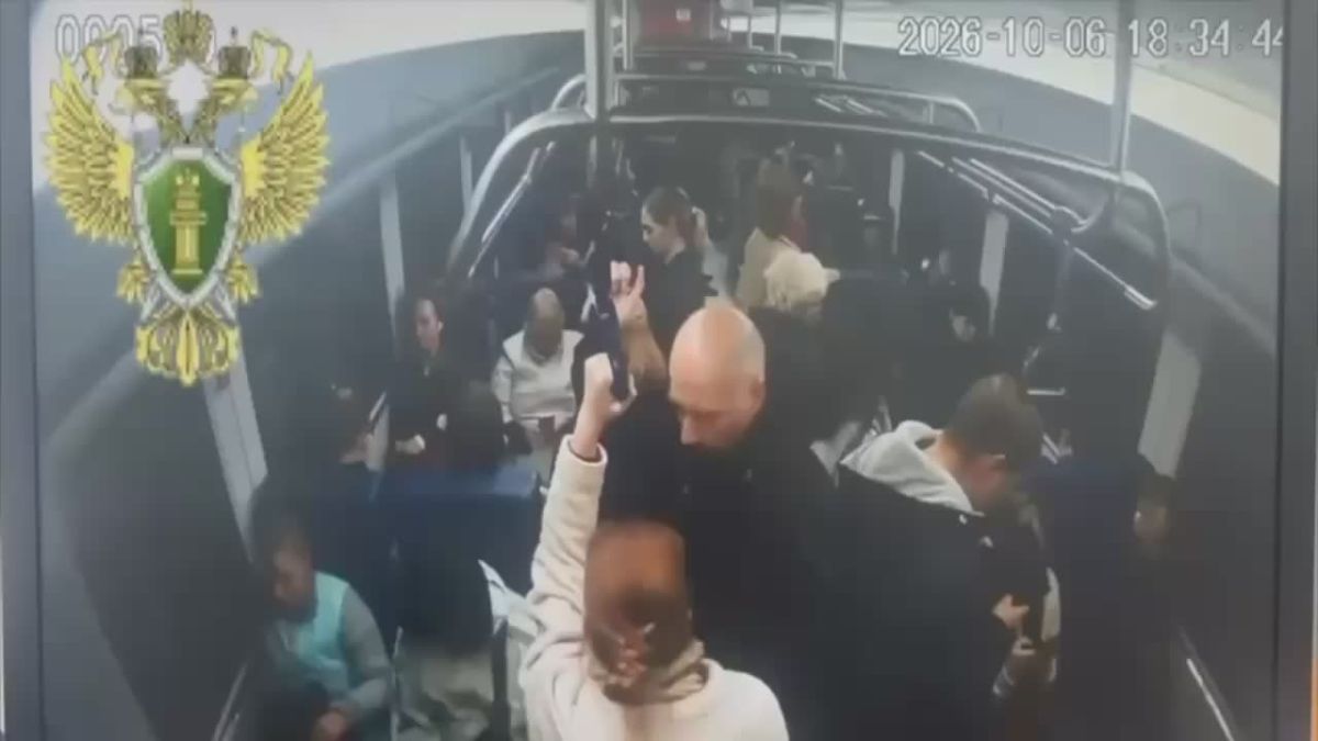 В Москве пассажирка электрички получила травму после попадание в нее через окно поезда кирпича