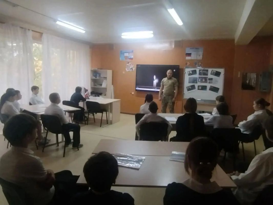 В школе №8 прошло памятное мероприятие, посвящённое Арсению Павлову, известному под позывным «Моторола» В школе №8 прошло памятное мероприятие, посвящённое Арсению Павлову, известному под позывным «Моторола»
