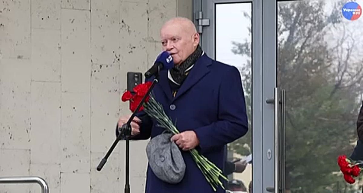 Самый добрый военкор. В Москве открыли мемориальную доску в память об Иване Зуеве