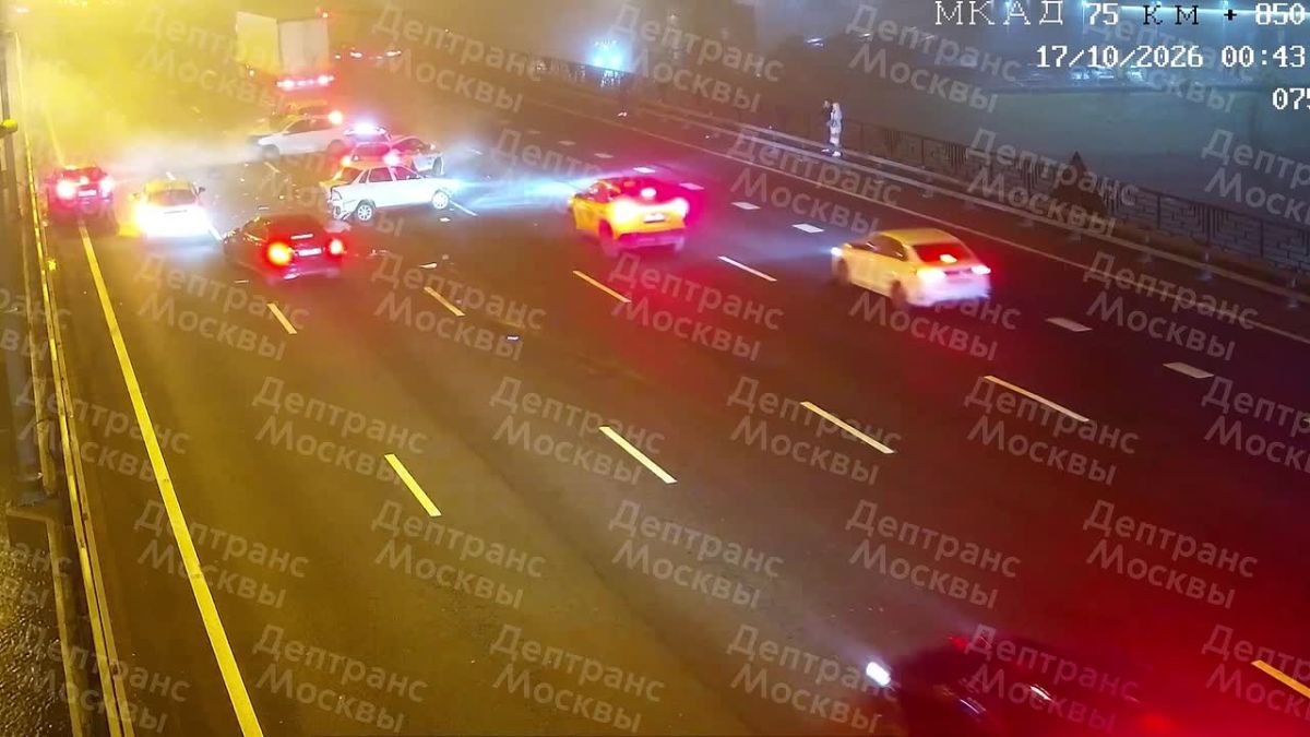 Сегодня около 00:43 на внешней стороне 76 км МКАД произошло ДТП с участием нескольких автомобилей
