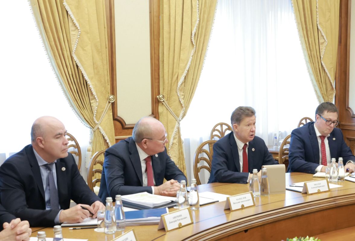 В рамках РЭН-2026 состоялась рабочая встреча Алексея Миллера и Руководителя Администрации Президента Республики Казахстан Романа Скляра