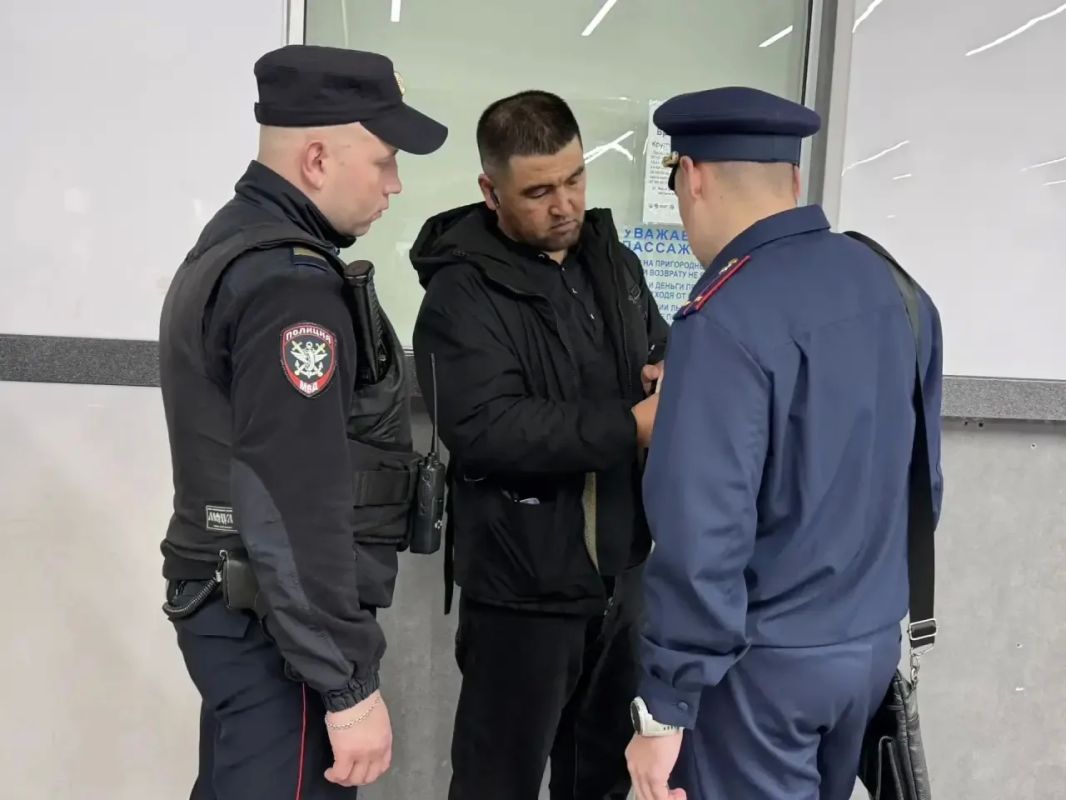 Сотрудники Западного МСУТ СК России приняли участие в мероприятиях по проверке соблюдения миграционного законодательства на железнодорожном вокзале в Москве Сотрудники Западного МСУТ СК России приняли участие в мероприятиях по проверке соблюдения миграционного законодательства на железнодорожном вокзале в Москве