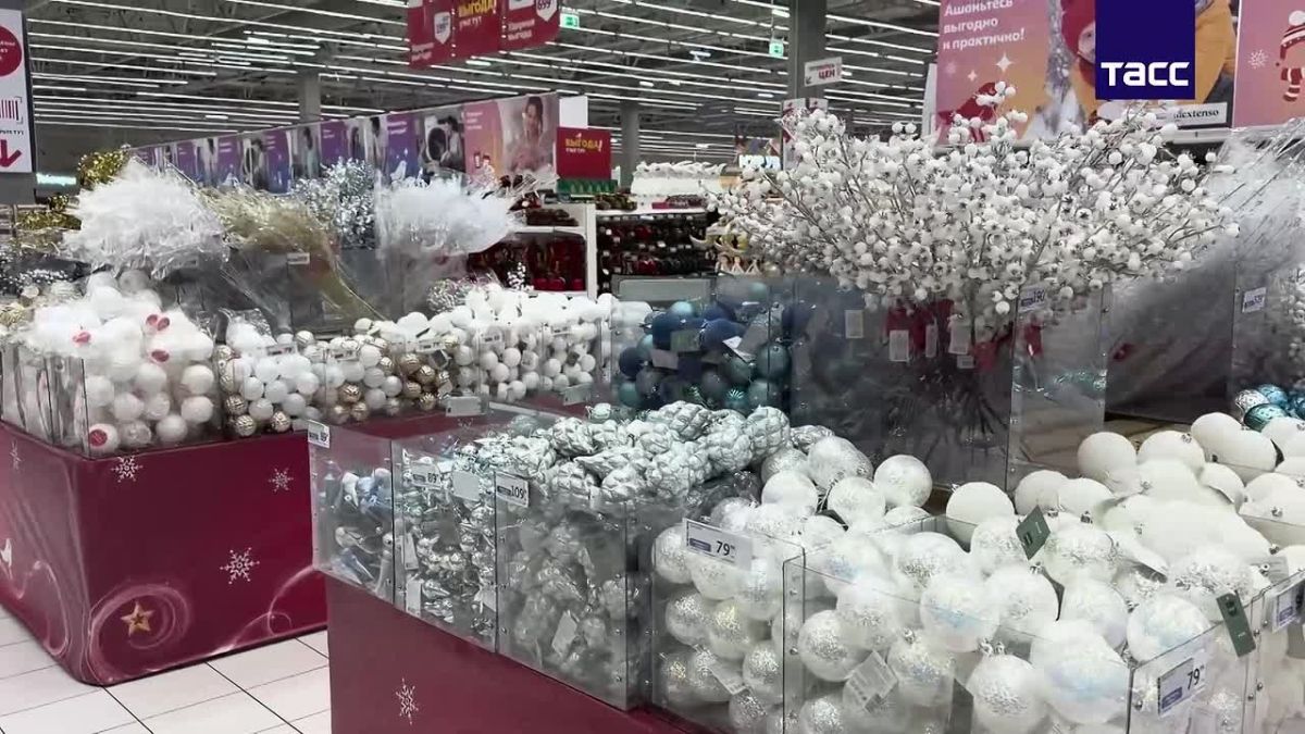 В московских магазинах появились украшения и сладкие подарки к Новому году — при этом до самого праздника остается еще 74 дня