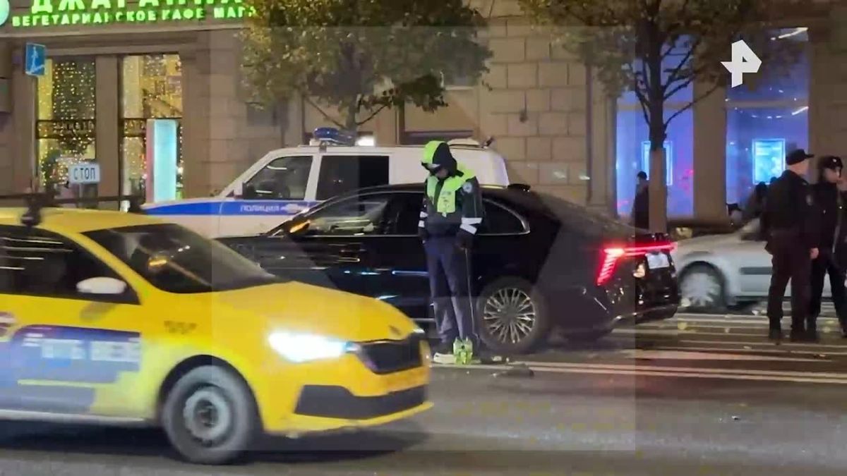 Мотоцикл и три авто столкнулись в центре Москвы, сообщил источник РЕН ТВ