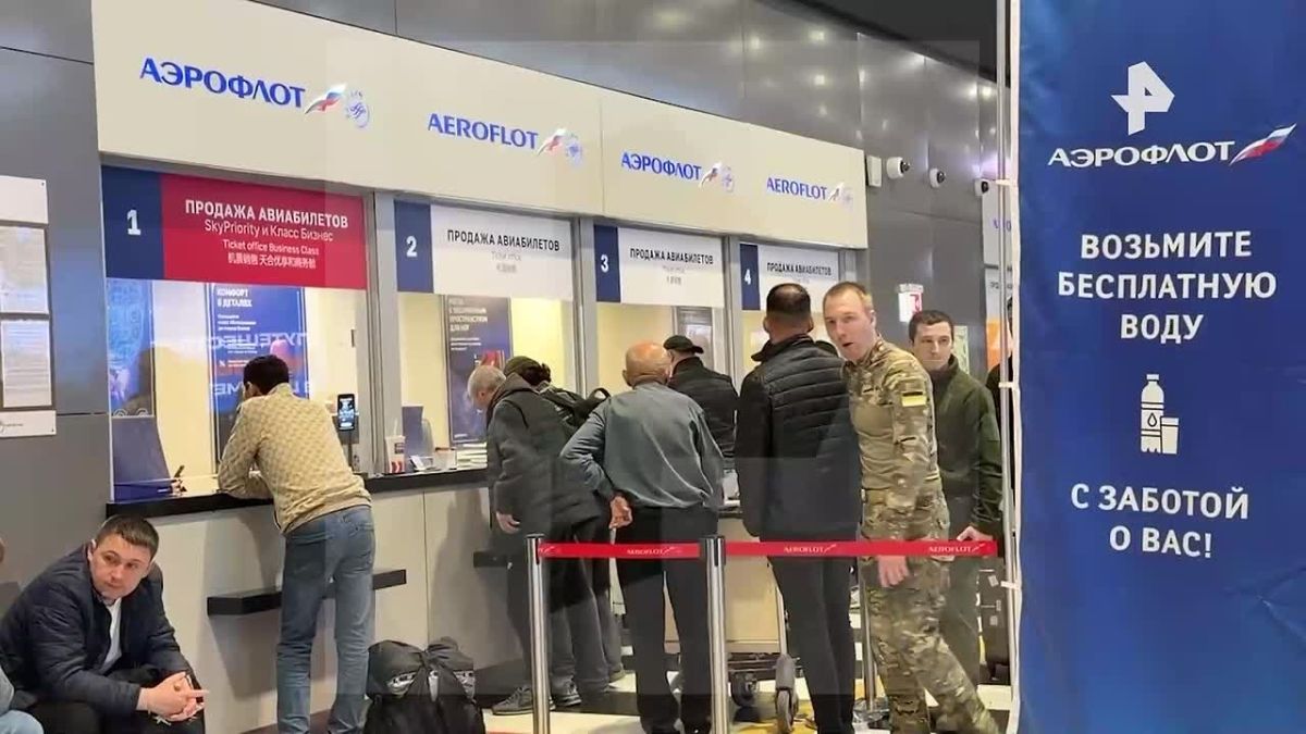 Сотни человек продолжают ожидать своего вылета в московских аэропортах