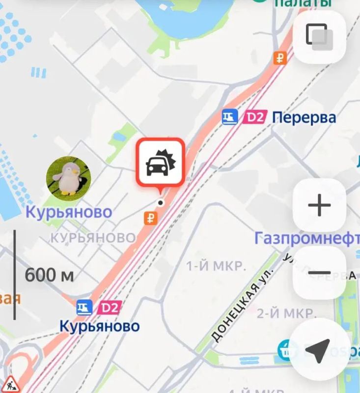 Грузовик протаранил ограждение на внутренней стороне ЮВХ