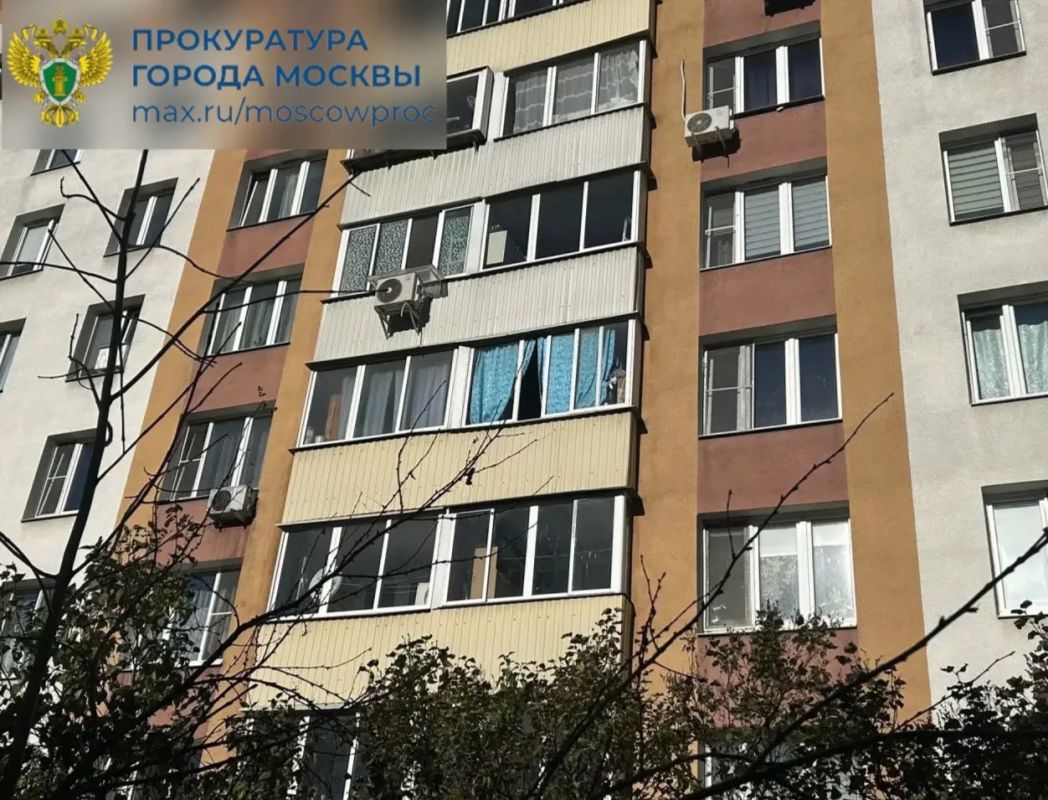 Родители! Вновь обращем Ваше внимание, что даже на первом этаже открытые окна могут быть опасны для детей
