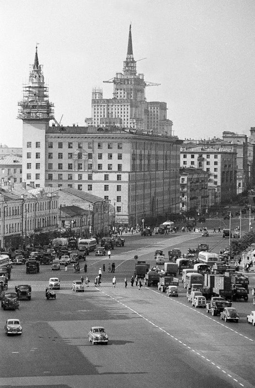 В рубрике «Москва сквозь годы» гуляем по Смоленской площади!