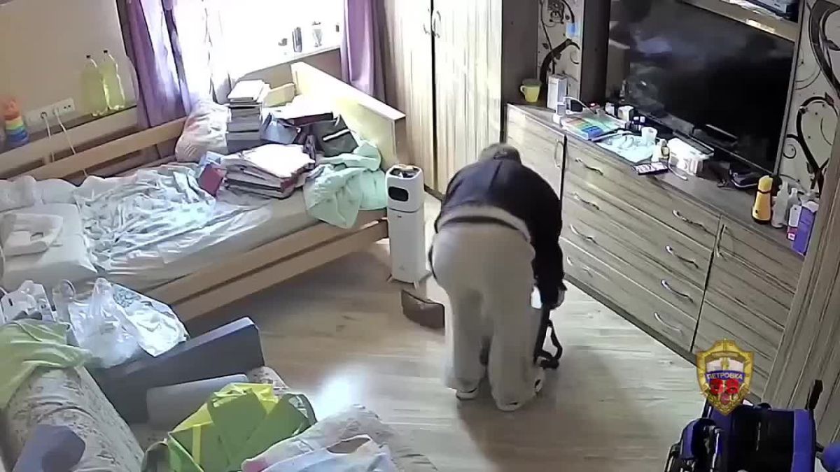 «Сейф в подарок»: столичные полицейские задержали курьер мошенников, обокравшего квартиру на 2 миллиона рублей