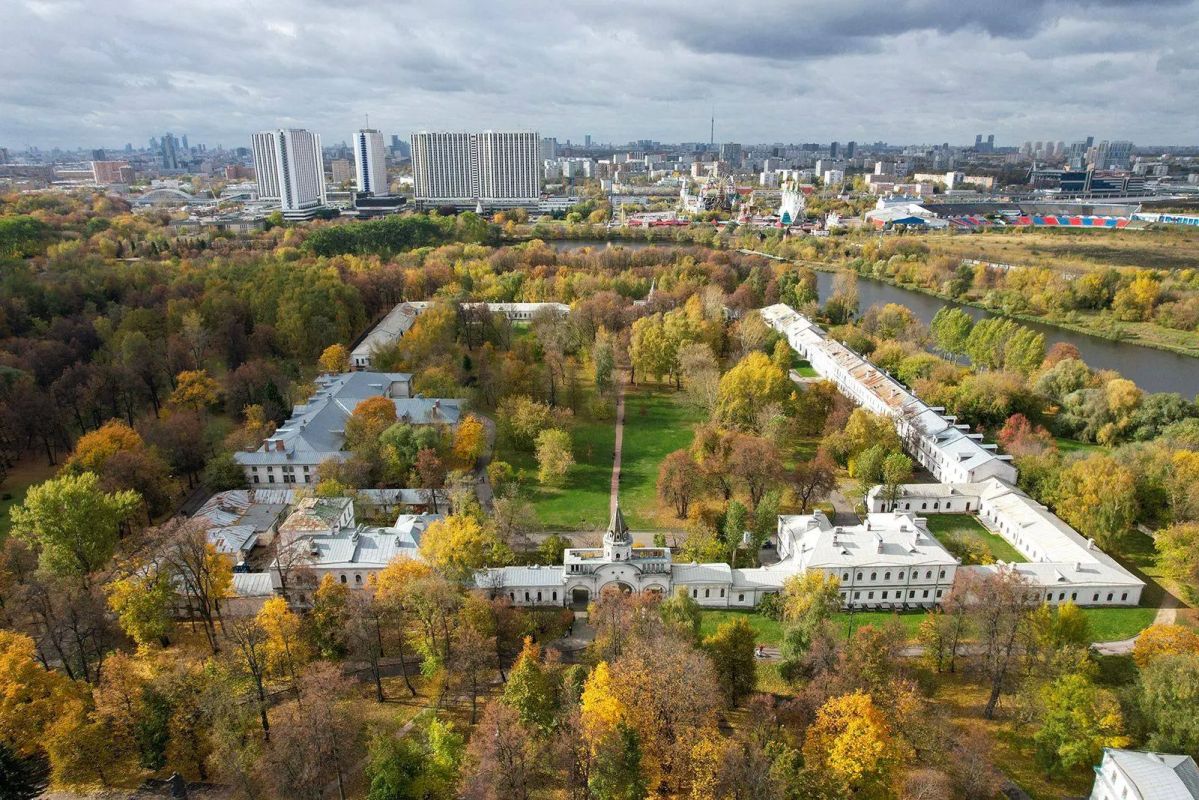 Измайловский остров — уникальный исторический уголок Москвы, где сохранились архитектурные памятники царской усадьбы XVII века Измайловский остров — уникальный исторический уголок Москвы, где сохранились архитектурные памятники царской усадьбы XVII века