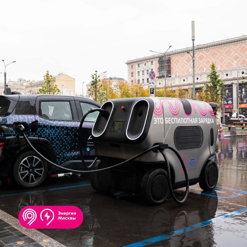 В Москве тестируют робота, который сам приезжает заряжать электромобиль В Москве тестируют робота, который сам приезжает заряжать электромобиль