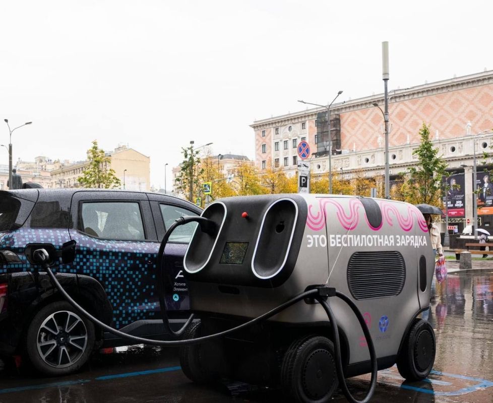 В Москве тестируют роботов для зарядки электромобилей