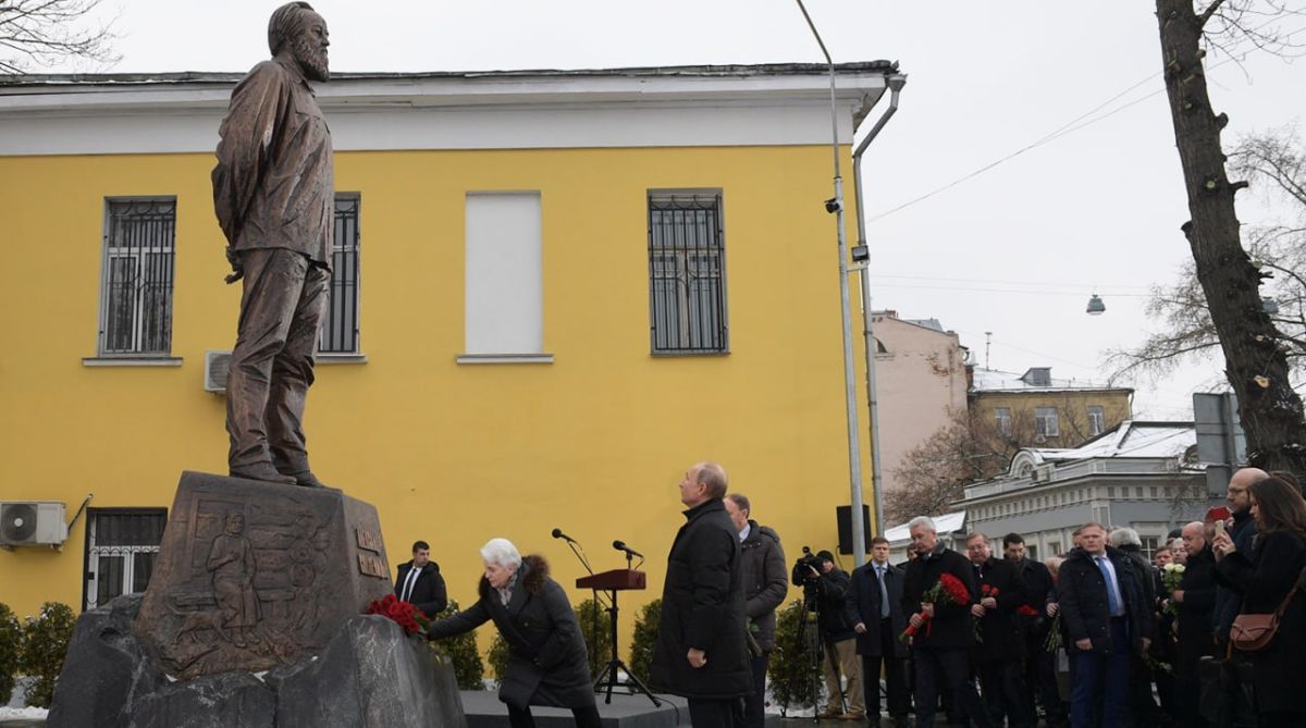 «Сегодня мы открываем памятник Александру Исаевичу Солженицыну – нашему выдающемуся соотечественнику, писателю, мыслителю, фронтовику, участнику Великой Отечественной войны и истинному, настоящему патриоту России «Сегодня мы открываем памятник Александру Исаевичу Солженицыну – нашему выдающемуся соотечественнику, писателю, мыслителю, фронтовику, участнику Великой Отечественной войны и истинному, настоящему патриоту России