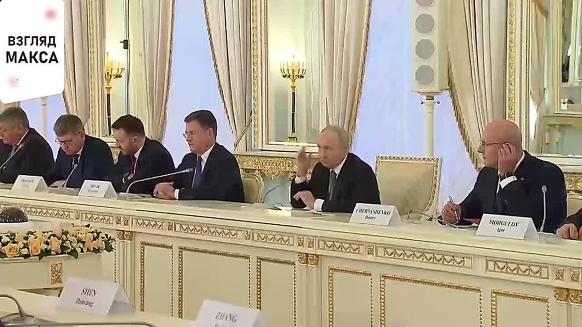 Президент России Владимир Путин проводит в Санкт-Петербурге встречу с премьером Государственного совета КНР Ли Цяном