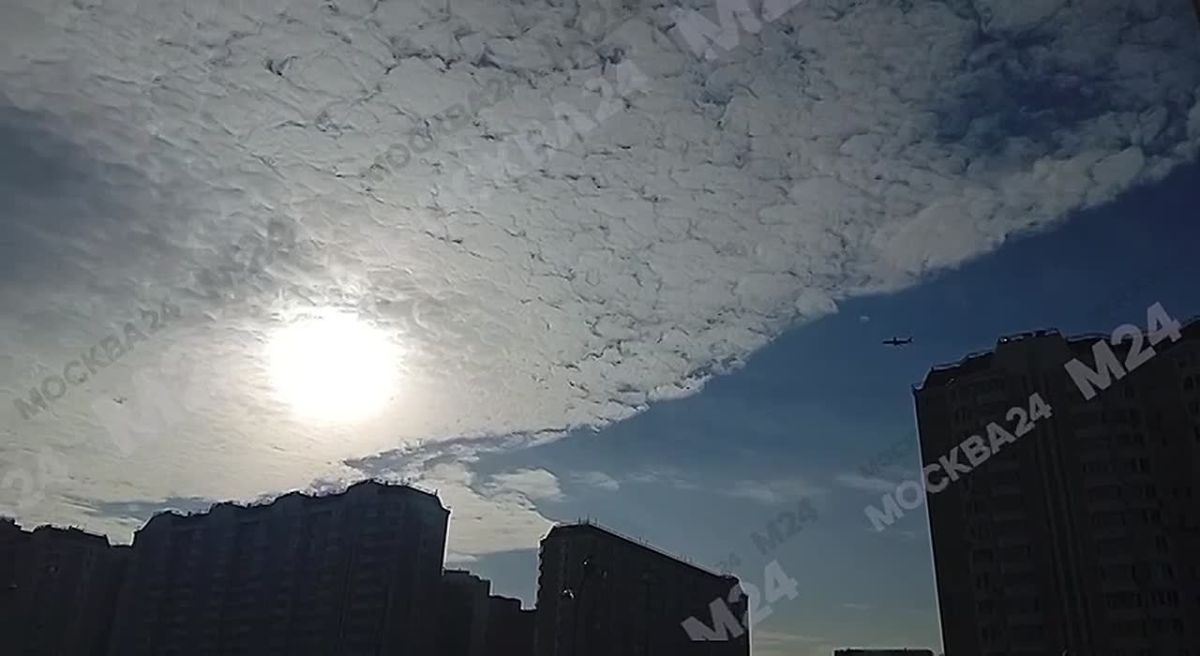 Над Москвой заметили необычные облака, похожие на белые хлопья