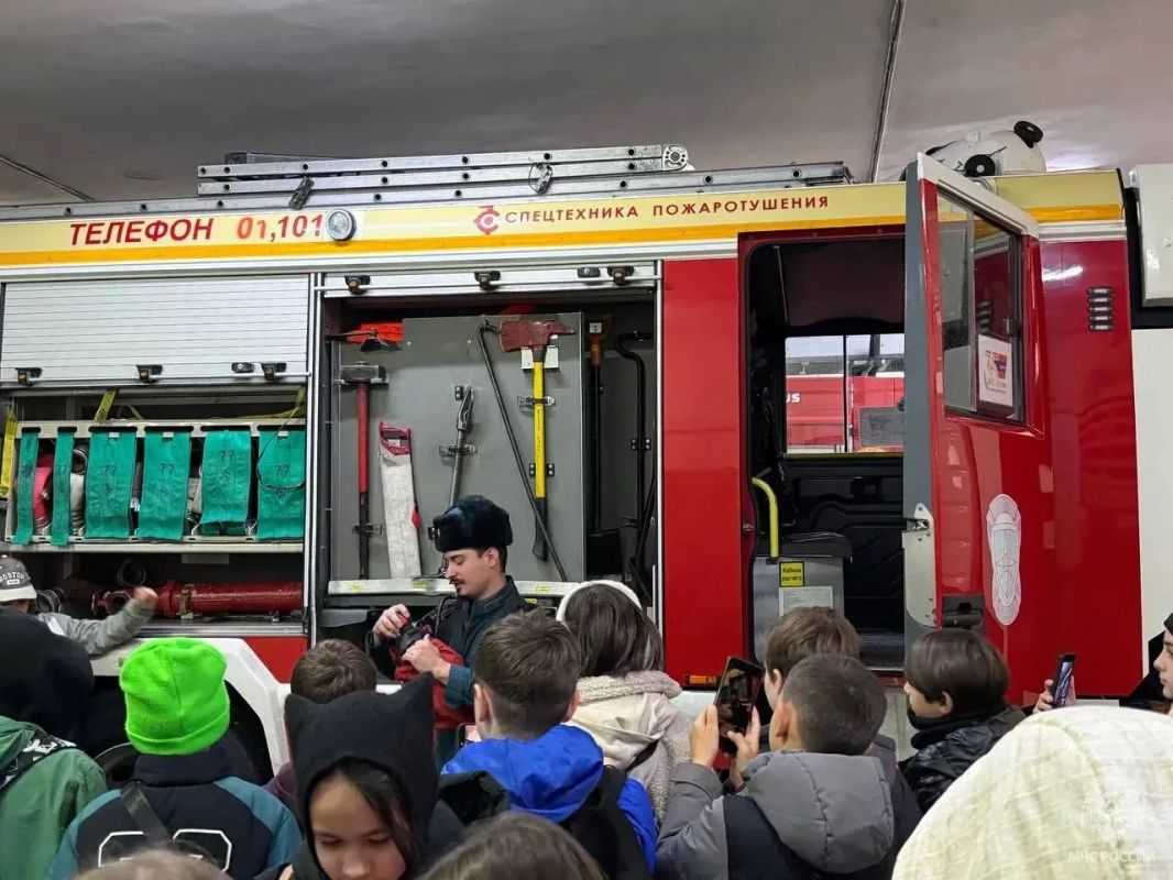 Школьники заглянули в гости к огнеборцам Западного округа столицы Школьники заглянули в гости к огнеборцам Западного округа столицы