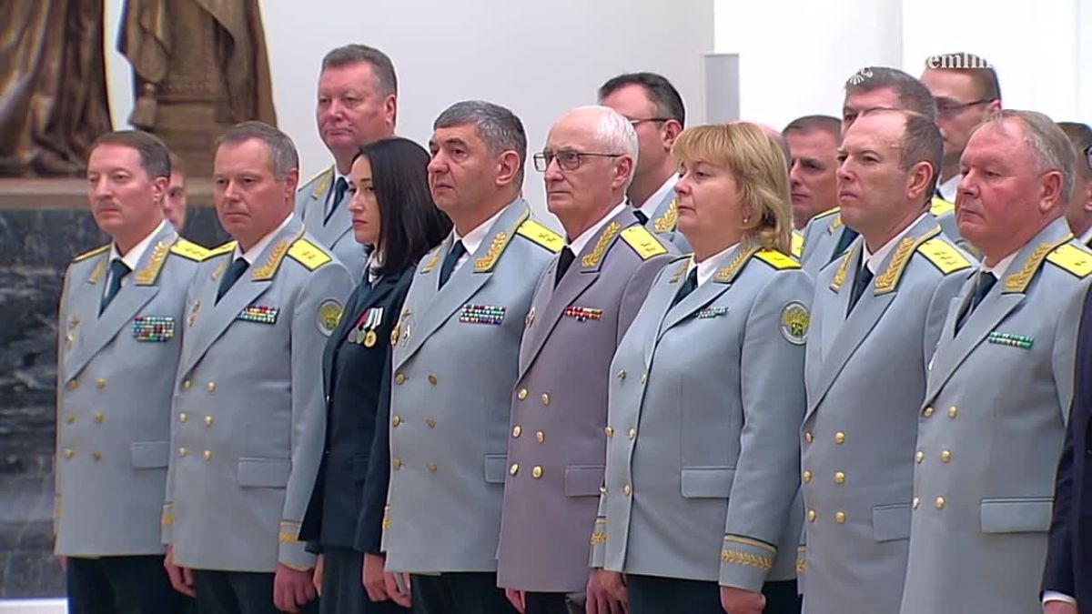 Сегодня сотрудники таможенной службы отстаивают, как и многие поколения предшественников, интересы России