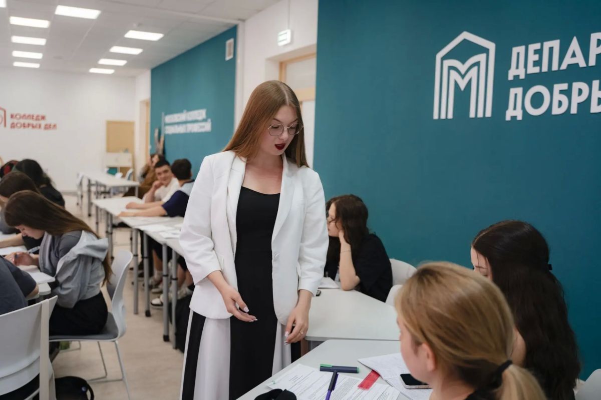Круговорот добрых дел. Когда-то Анжелика Бычинская сама училась в Колледже добрых дел, а теперь помогает студентам осваивать будущую профессию Круговорот добрых дел. Когда-то Анжелика Бычинская сама училась в Колледже добрых дел, а теперь помогает студентам осваивать будущую профессию