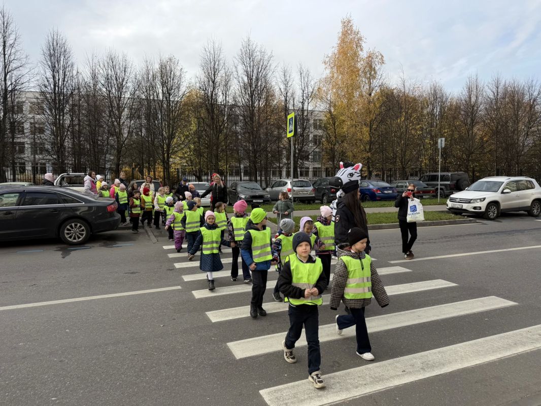 Дорожные полицейские столицы совместно с неравнодушными родителями напомнили взрослым и детям о безопасности дорожного движения Дорожные полицейские столицы совместно с неравнодушными родителями напомнили взрослым и детям о безопасности дорожного движения