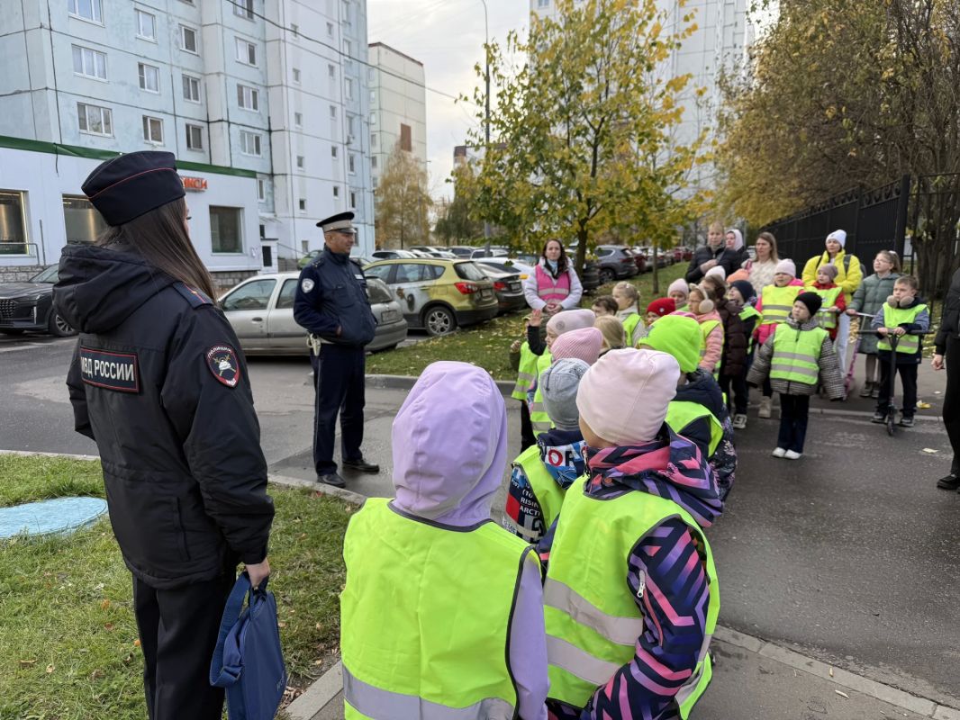 Дорожные полицейские столицы совместно с неравнодушными родителями напомнили взрослым и детям о безопасности дорожного движения