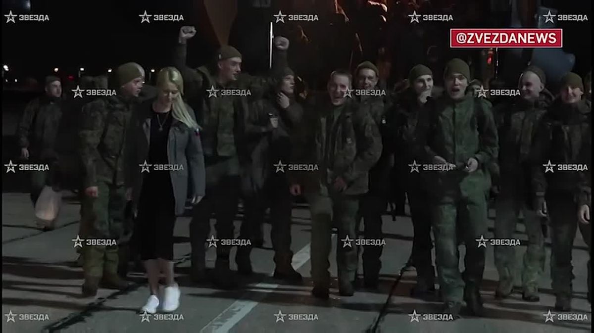 Наши после обмена вернулись домой. Самолет из Белоруссии приземлился в Москве