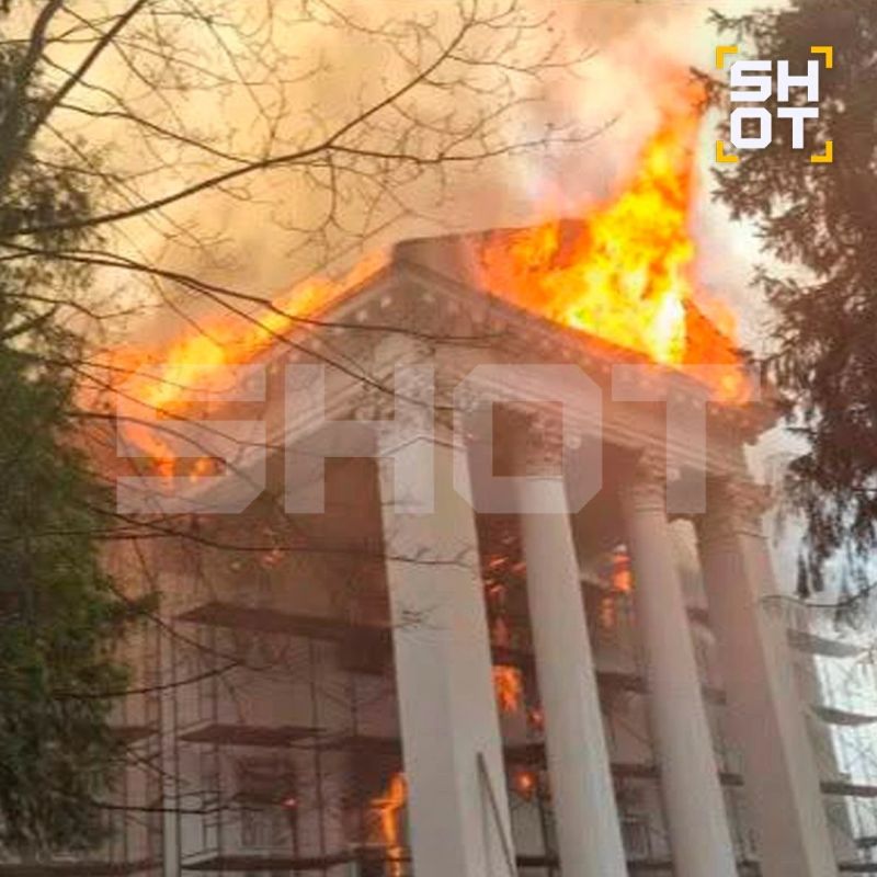 Двое спасателей пострадали при тушении горящего санатория в Москве — на них рухнули конструкции здания