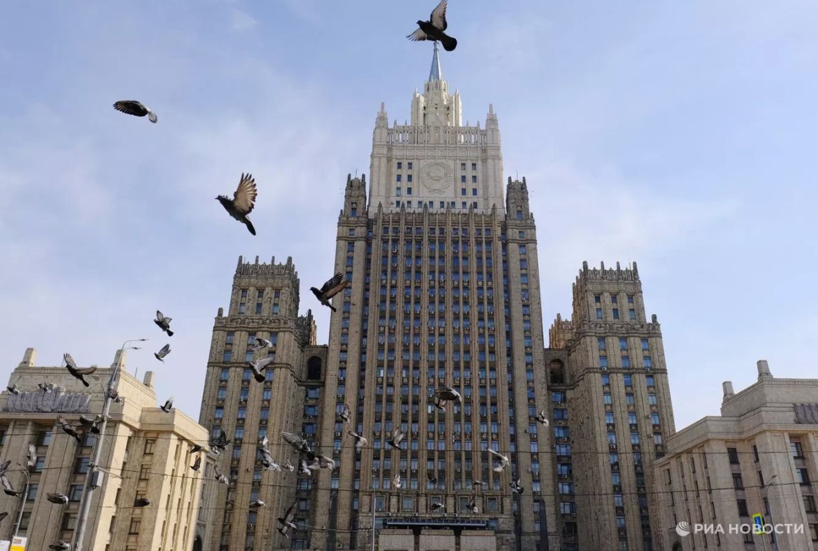 Диалог с НАТО невозможен, пока альянс сдерживает Россию, заявили в МИД