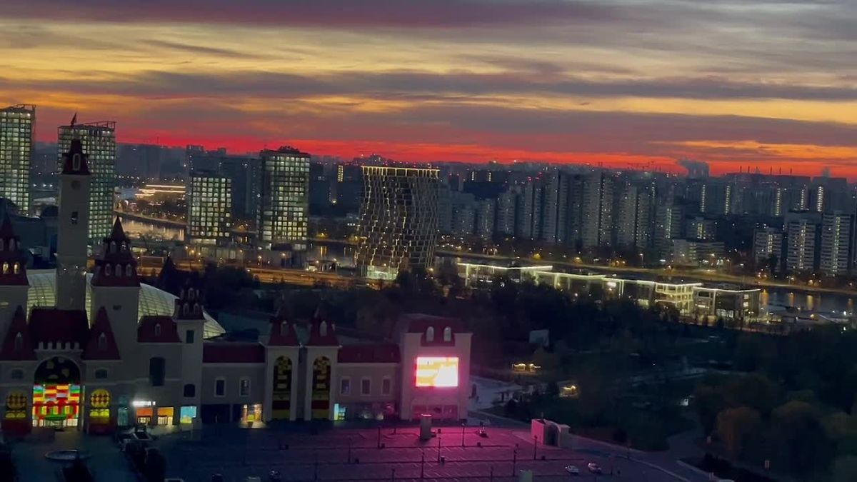 АТМОСФЕРА: москвичей ждут аномально тёплые выходные, а пока красочный рассвет уже прямо за окном