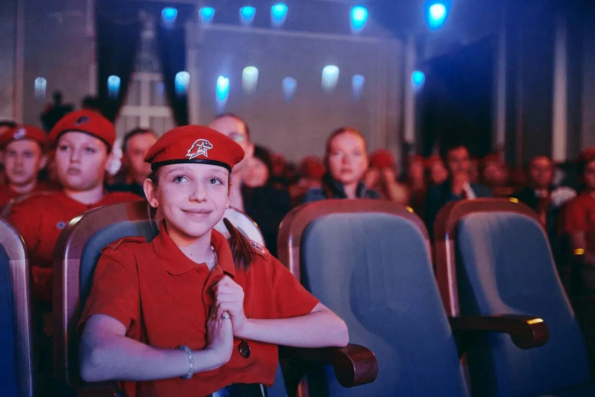 Более 200 юнармейцев со всего Центрального федерального округа собрались в Москве, чтобы завершить окружной форум к 10-летию "ЮНАРМИИ" Более 200 юнармейцев со всего Центрального федерального округа собрались в Москве, чтобы завершить окружной форум к 10-летию "ЮНАРМИИ"