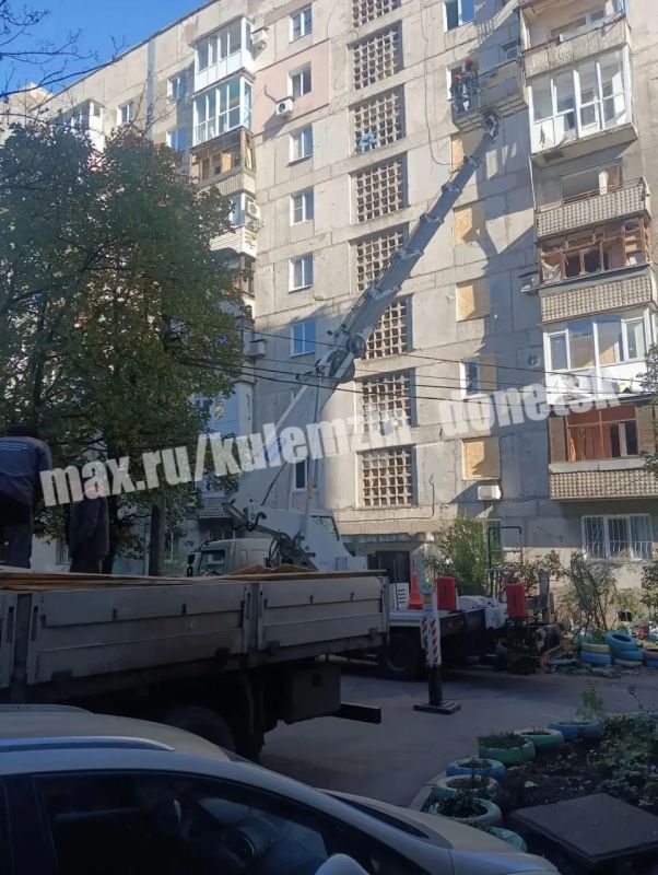 Специалисты из Москвы приступили к работам по закрытию теплового контура в многоквартирных домах Куйбышевского района в Донецке, сообщает мэр города Кулемзин