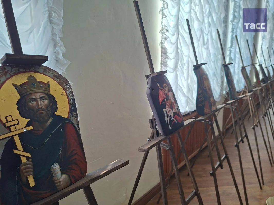 Иконы с изображениями Богоматери, святых Георгия Победоносца и князя Владимира, Федора Ушакова, выполненные на пробитых плитах бронежилетов, спасших жизни бойцов специальной военной операции, впервые представили в Крыму... Иконы с изображениями Богоматери, святых Георгия Победоносца и князя Владимира, Федора Ушакова, выполненные на пробитых плитах бронежилетов, спасших жизни бойцов специальной военной операции, впервые представили в Крыму...