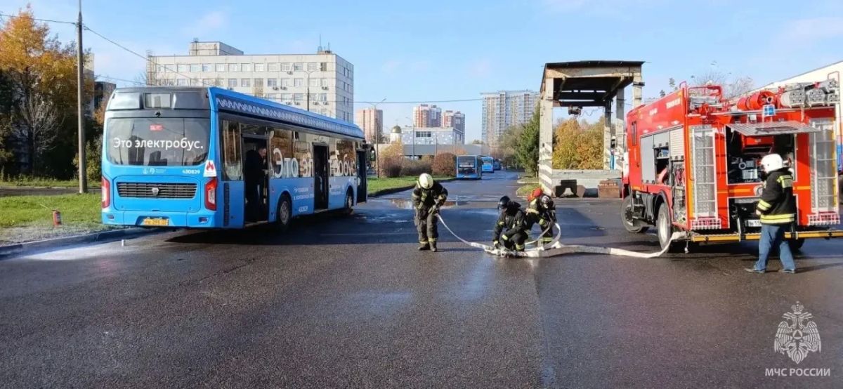 #БудниМЧС. Как действовать при возгорании автобуса? Как организовать эвакуацию пассажиров и спасти людей? Эти задачи отработали сотрудники 59 пожарно-спасательной части Управления по СВАО ГУ МЧС России по г. Москве на... #БудниМЧС. Как действовать при возгорании автобуса? Как организовать эвакуацию пассажиров и спасти людей? Эти задачи отработали сотрудники 59 пожарно-спасательной части Управления по СВАО ГУ МЧС России по г. Москве на...