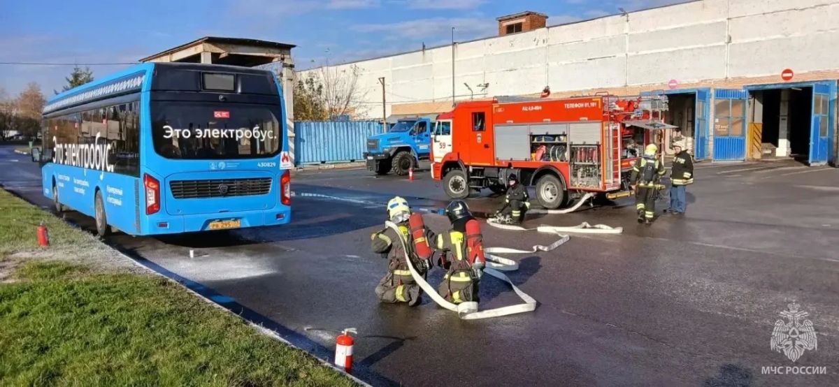 #БудниМЧС. Как действовать при возгорании автобуса? Как организовать эвакуацию пассажиров и спасти людей? Эти задачи отработали сотрудники 59 пожарно-спасательной части Управления по СВАО ГУ МЧС России по г. Москве на... #БудниМЧС. Как действовать при возгорании автобуса? Как организовать эвакуацию пассажиров и спасти людей? Эти задачи отработали сотрудники 59 пожарно-спасательной части Управления по СВАО ГУ МЧС России по г. Москве на...