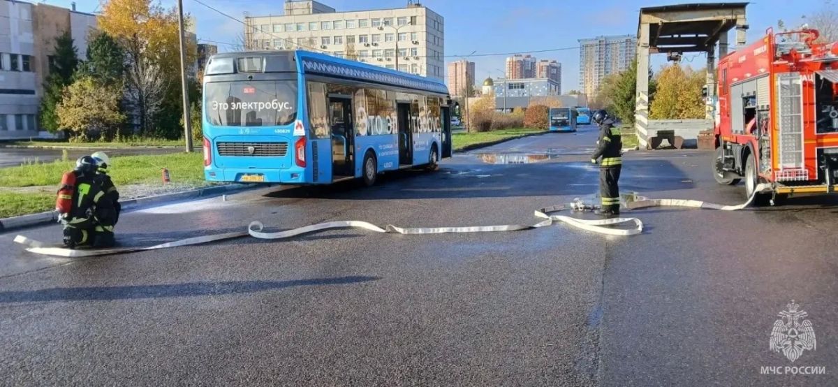#БудниМЧС. Как действовать при возгорании автобуса? Как организовать эвакуацию пассажиров и спасти людей? Эти задачи отработали сотрудники 59 пожарно-спасательной части Управления по СВАО ГУ МЧС России по г. Москве на...