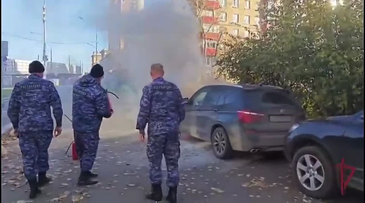 В Москве росгвардейцы помогли потушить загоревшийся автомобиль