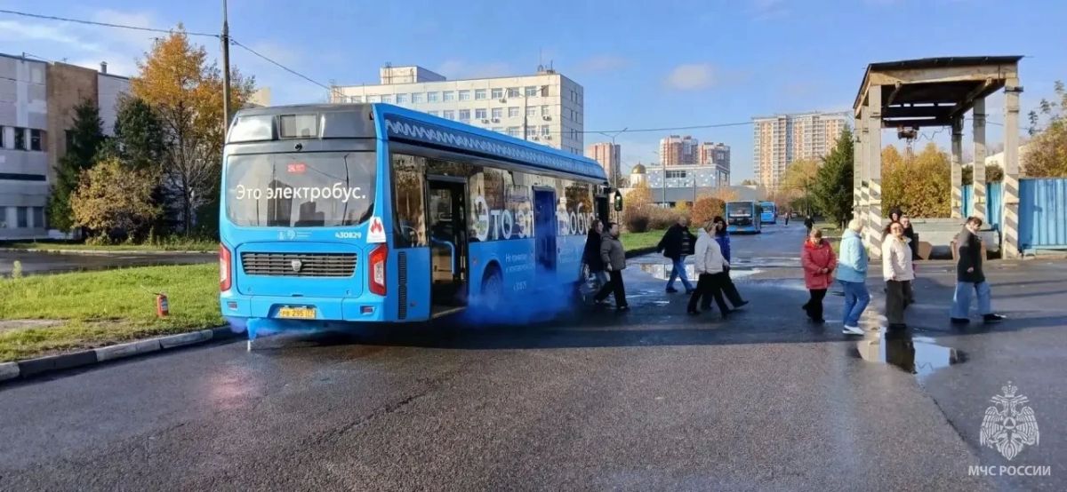 #БудниМЧС. Как действовать при возгорании автобуса? Как организовать эвакуацию пассажиров и спасти людей? Эти задачи отработали сотрудники 59 пожарно-спасательной части Управления по СВАО ГУ МЧС России по г. Москве на... #БудниМЧС. Как действовать при возгорании автобуса? Как организовать эвакуацию пассажиров и спасти людей? Эти задачи отработали сотрудники 59 пожарно-спасательной части Управления по СВАО ГУ МЧС России по г. Москве на...