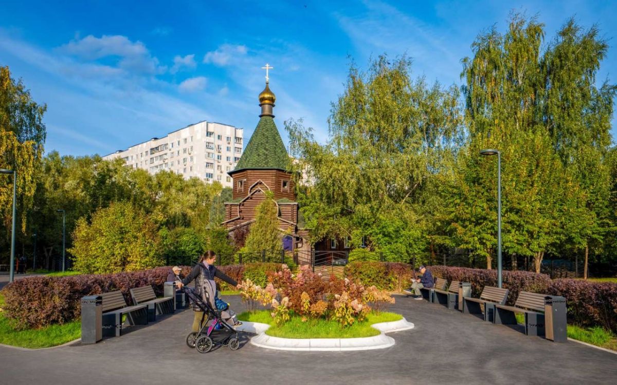 В Москве завершили благоустройство «Этнографической деревни Бибирево» — места, где современный комфорт гармонично сочетается с традициями русского зодчества